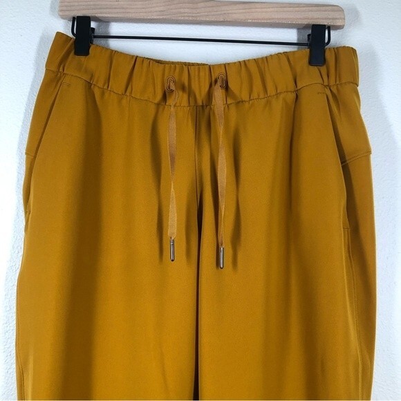 Lululemon On the Fly 7/8 Pant *Woven In Fools Gold Style W5BPMS Women’s Size 8 - Picture 3 of 9